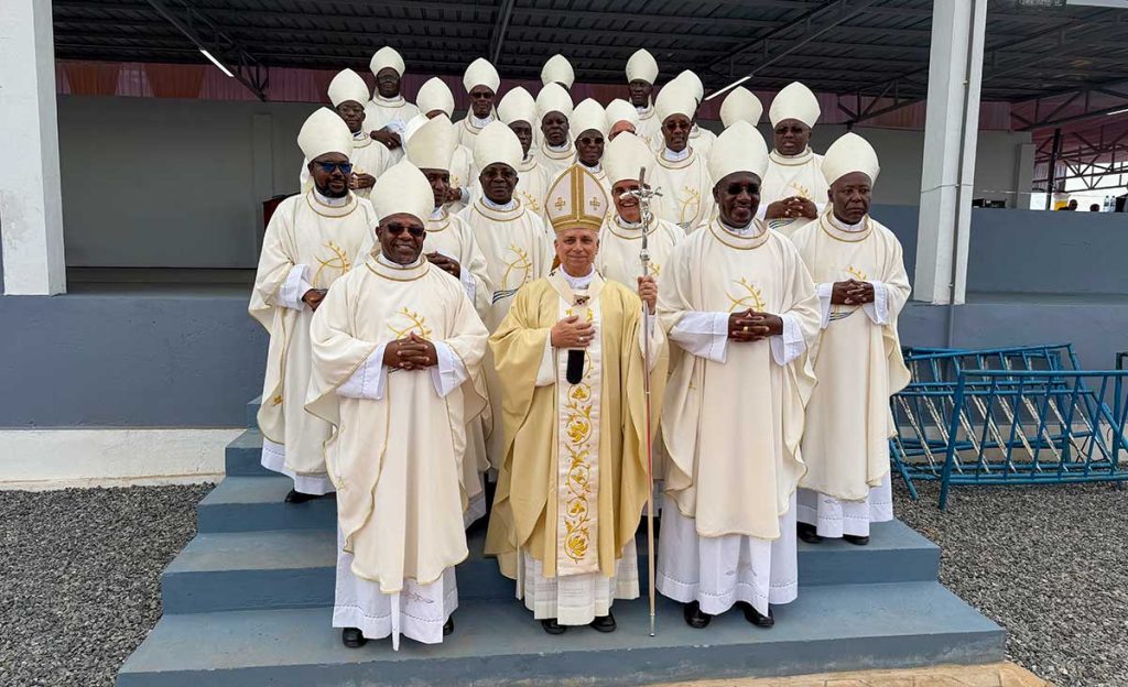 D. Belmiro Cuica Chissengueti: as a Spiritan, it was a joy to help coordinate the Pope’s visit to Angola. Among those who greeted him at the conclusion of the meeting with missionaries was Father Bernard Duchene, CSSp, who is celebrating 50 years of missionary service in Angola.